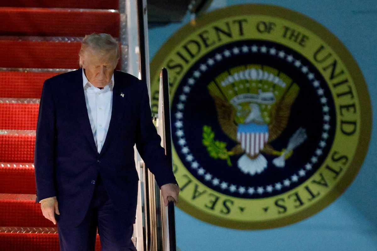 Президент Дональд Трамп спускається сходами літака Air Force One після прибуття на об'єднану базу Ендрюс, штат Меріленд, у п'ятницю